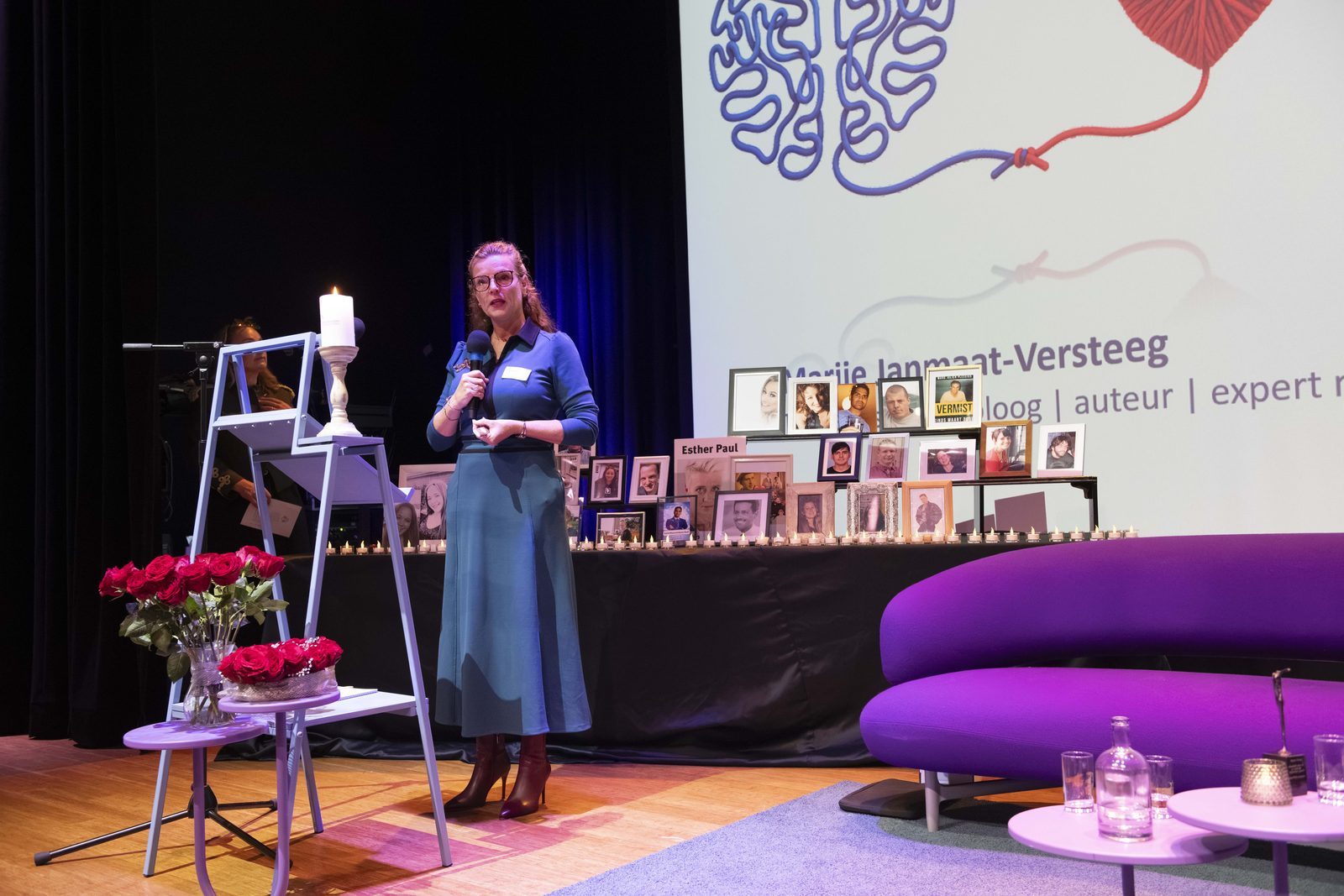 Marije op het podium met haar presentatie