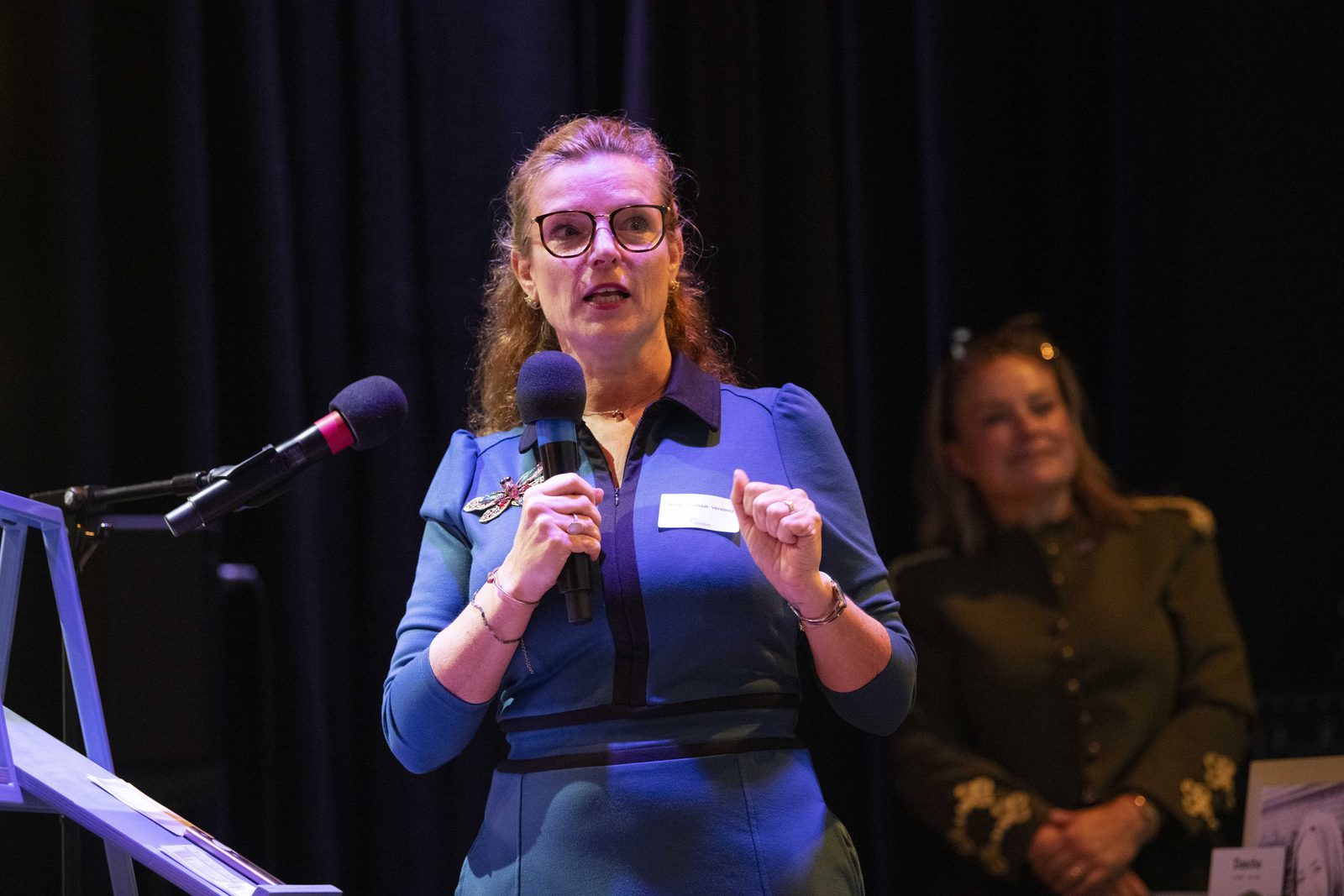 Marije spreekt de zaal toe