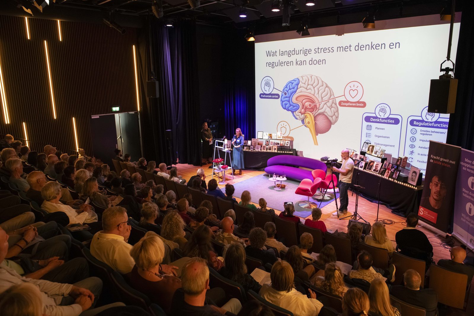 Overzicht van de volle zaal in Bibliotheek Neude